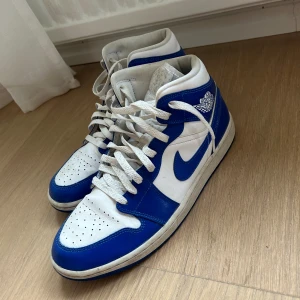 Jordan 1 Kentucky blue mid  - Tjena, säljer mina Jordans då dem inte längre används. Skicket på dom är 6,5/10 och har inte använts mycket alls