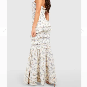 Blommig klänning  - Blommig klänning som jag aldrig har använt, prislapp kvar. Skriv så skickar jag egna bilder