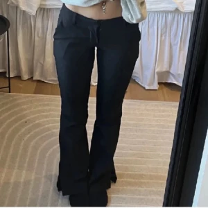lågmidjade kostymbyxor  - ifrån bikbok i stolek 36, säljer pga att dom är för små💘i modellen Vera petite med låg midja och slits längst ner💘dom är använda men inga fläckar eller hål,  inga tydliga defekter men kom privat för mera bilder osv💘💘💘☺️slutsålda och kmr ej tbx 