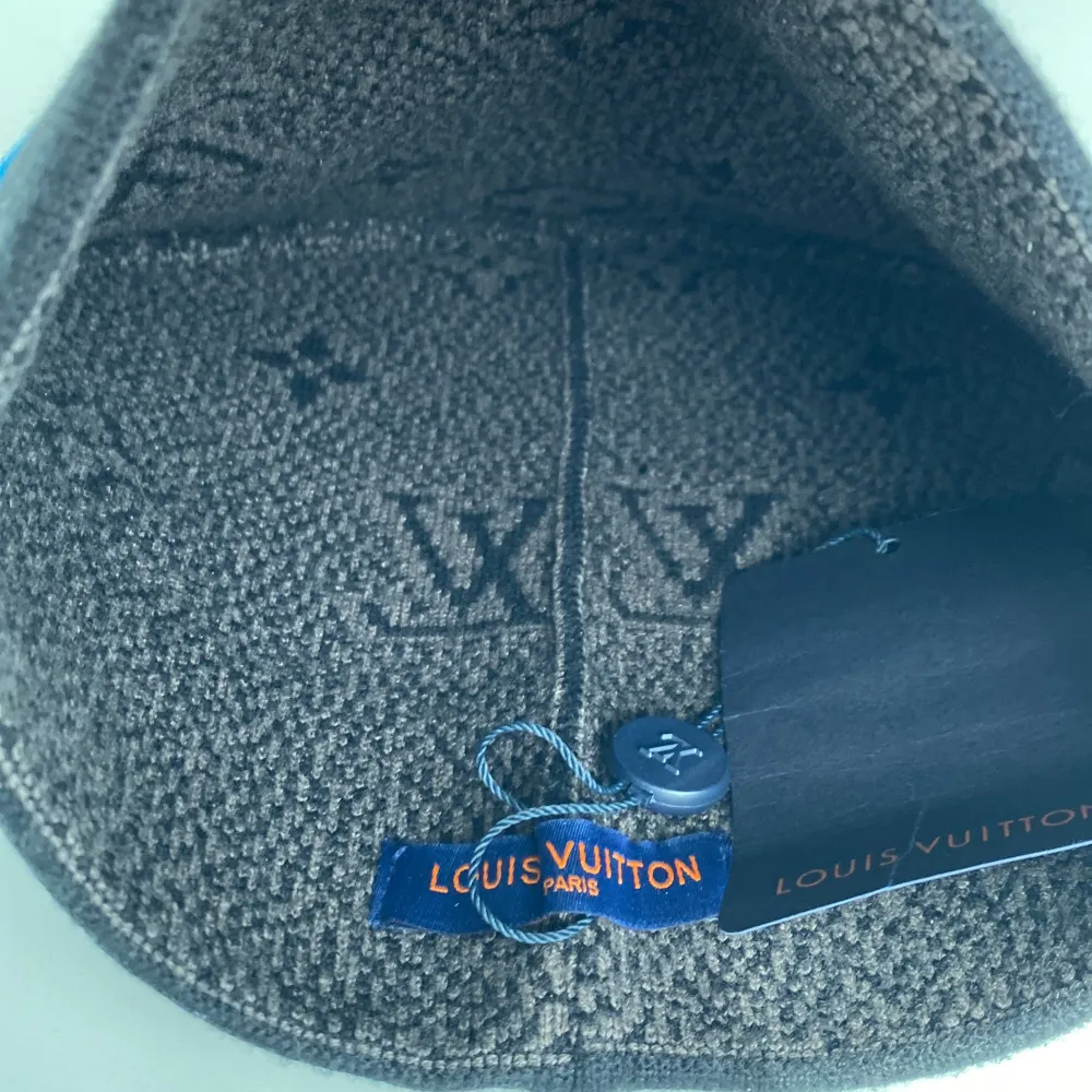 Hej, säljer en helt ny, oanvänd Louis Vuitton monogram mössa.. Accessoarer.