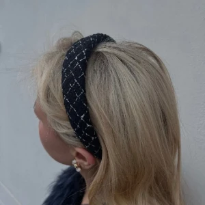 Diadem  - Första bilden lånad! Så fint diadem från ”hairextras.uf” 💓 säljer ett då jag råkade beställa två! :)) 