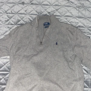 Ralph lauren halv zip - Säljer en helt ny Ralph lauren halv zip i färgen grå färg i ny skick den är äkta o top skick skriv för mer info