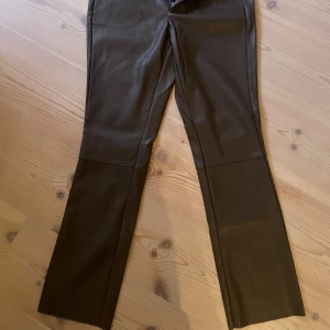 Skinnbyxor - Skinnbyxor i snygg brun ton från Neo Noir. Aldrig använda, prislappen kvar, så i absolut nyskick. Nypris 899 kr. 
