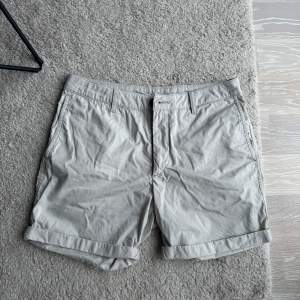 Jättesnygga chinos shorts från Arket till herr. Nästintill oanvända. Därför i nyskick. Ca 800kr.