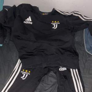 Juventus dress. Säljer för att jag måste bli av med kläder. Storlek xl på tröjan men sitter som M. Byxorna sser ut å va storlek S.