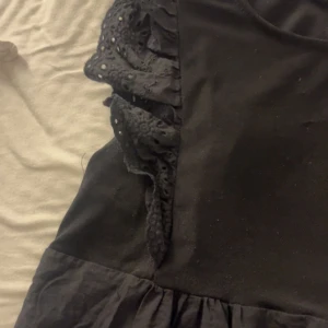 Fin blus - Säljer denna jätte fina svarta blusen från housebrand ( köpt i Spanien) den är i bra skick! Pris kan diskuteras!!💕💕