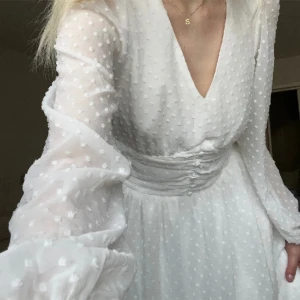 Superfin klänning!! - Superfin somrig klänning som passar perfekt till ex student eller skolavslutning😍 Storlek S! Köpt här på Plick men endast använd ett fåtal gånger och fint skick. Bilderna är lånade, men skriv privat för fler!💛