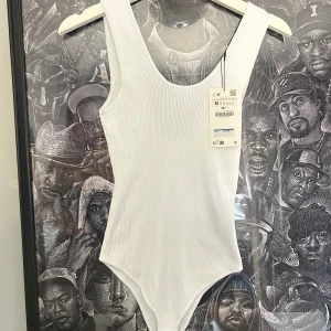 Body från Zara - Säljer denna aldrig oanvända bodyn ifrån Zara med prislapparna kvar. Storlek M men passar min kompis som är i storlek XS. Köpte för 259 och säljer för 200.