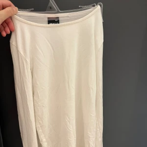 Långärmad tröja - Vit långärmad tröja med slitt vid ärmen, från Gina tricot💘nästan helt oanvänd!💖