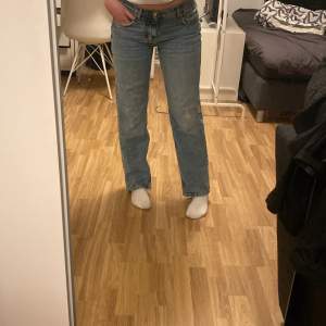 Ett par as snygga low Waist straight jeans från Gina! Inga defekter jag använder bara inte dessa längre. Nypris 600kr!!