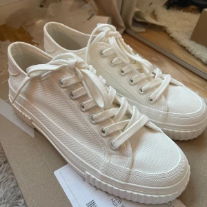Vita sneakers  - Helt nya sneakers från zara! Jättemjuk sula och perfekt nu i vår och till sommaren! Köpt för ca 399kr så går ej ner i pris!