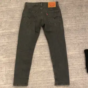 Hej, säljer nu ett par feta Levis 502 jeans som inte kommer till användning längre. Dem är straight och är i skick 10/10 inga defekter! 