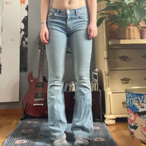 Gina Tricot Jeans Low bootcut  - Jättefina helt nya gina jeans och använda fåtal gånger. Midjemått: 32 cm. Mått från grenen uppåt: 22 cm. Mått från längst ner till högst upp: 99 cm. Skriv om du har några frågor och skriv innan du köper tack! 😇