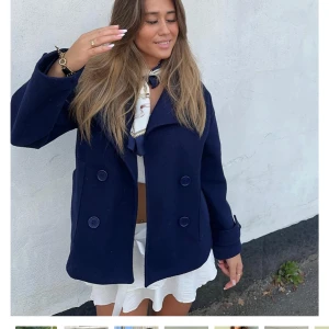 Design by Si 💞 - Sååå fin marinblå kappa i bra skick. Liiite nopprig men inget man tänker på. Populär och passar till mkt. Nypris 757kr pris kan diskuteras!!🧘🏼‍♀️✌🏼🫶🏼🤗💞🥰💝💝