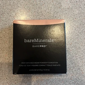 Puder foundation  - Säljer en helt ny puder foundation från bareMinerals. Färg, light natural 09. Nypris 540kr säljer den för 180kr. 