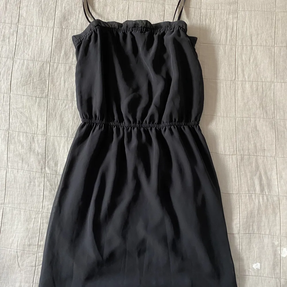 Basic fin svart klänning, ny skick, strl 36💗. Klänningar.