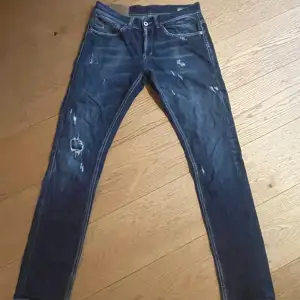Snygga dondup jeans som har blivit för små för mig. Tyvärr så är en sak inuti byxan sönder som man ser på sista bilden men det är inget som syns när dom sitter på. 