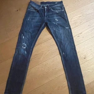 Dondup jeans - Snygga dondup jeans som har blivit för små för mig. Tyvärr så är en sak inuti byxan sönder som man ser på sista bilden men det är inget som syns när dom sitter på. 