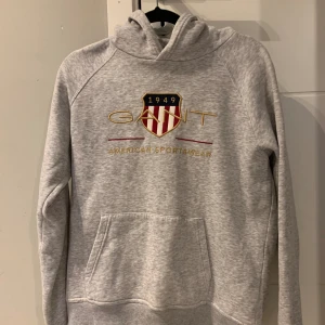 Gant hoodie - Säljer denna snygga gant hoodien i storlek 158/164 Nypris 900kr och skicket är 10/10. Hör av er vid frågor!