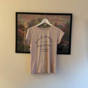 Rosa T-shirt med svart tryck från New Yorker i storlek M. 🌸