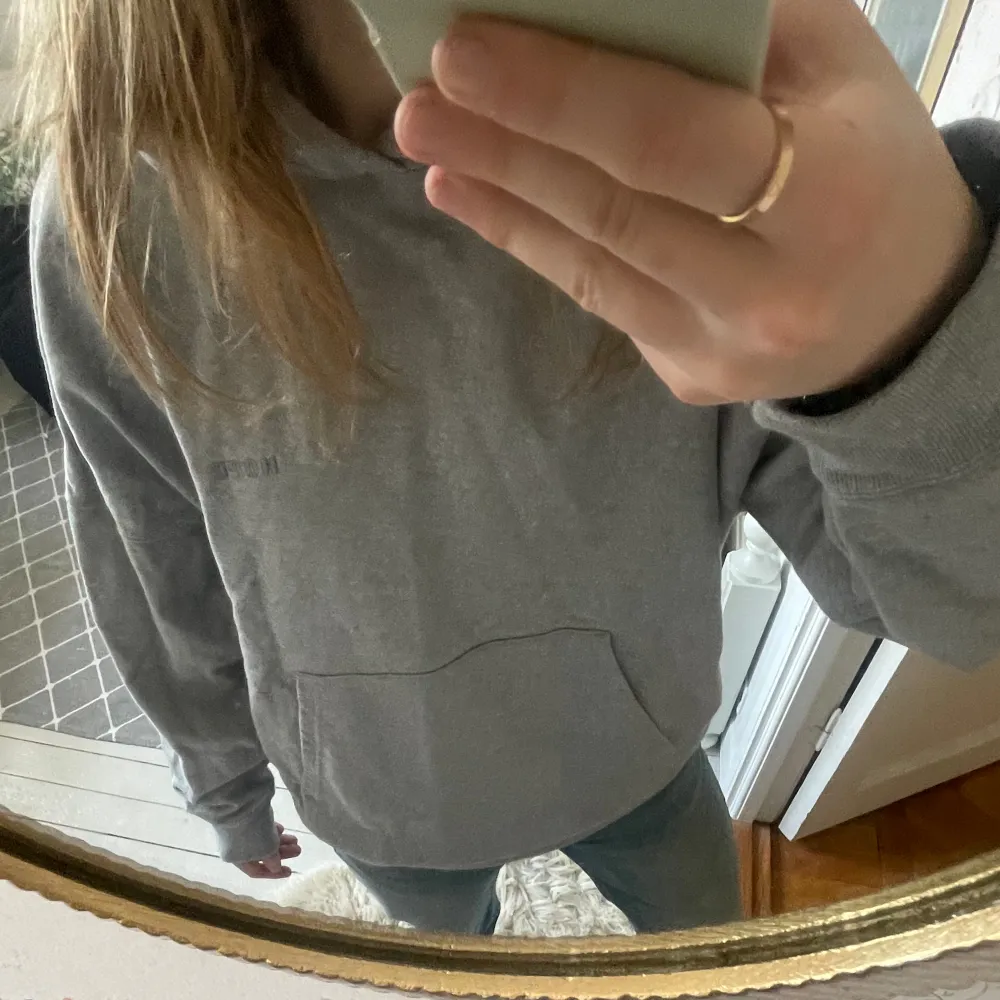 Köpt på sellpy för 800 kr. Mitt pris 500kr😊. Champ modellen så den är unisex (se storlekar på bild 3). Bra skick😄. Hoodies.