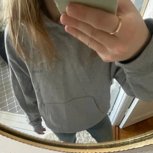 Hope hoodie (unisex) - Köpt på sellpy för 800 kr. Mitt pris 500kr😊. Champ modellen så den är unisex (se storlekar på bild 3). Bra skick😄