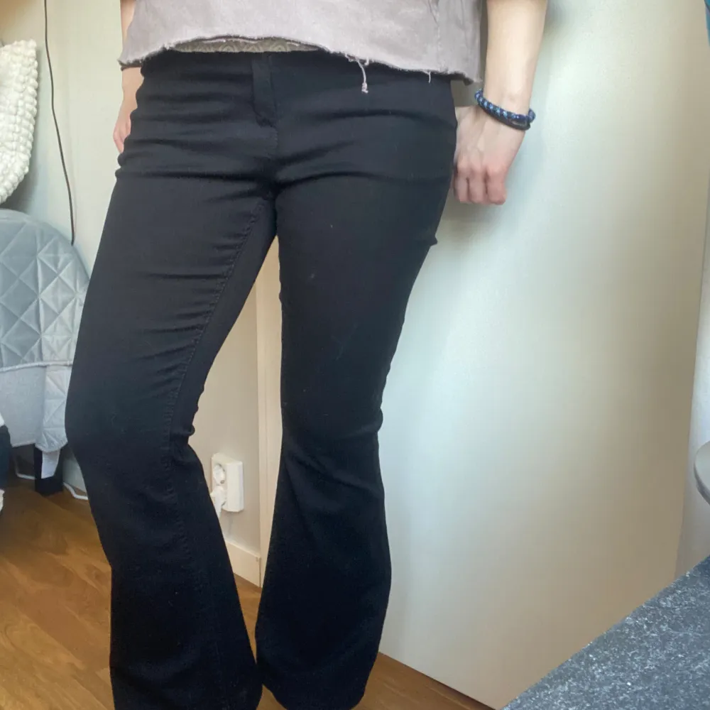 skit snygga jeans som är lågmidjade och bootcut❤️ modell:161. Jeans & Byxor.