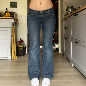 Lee Cooper jeans  - Superfina lågmidjade bootcut jeans från märket lee cooper. Midjemått: 79 cm, innerbenslängd: 74,5 cm. Jag på bilden är 160 cm lång. Skriv om du har några frågor💓