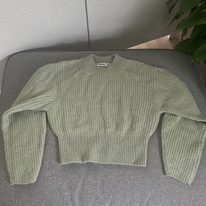 Ljusgrön stickad tröja  - Stickad tröja från weekday, kortare i modellen.💚