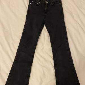  Ett par snygga svarta jeans bra skick.original pris från butiken är 650kr.