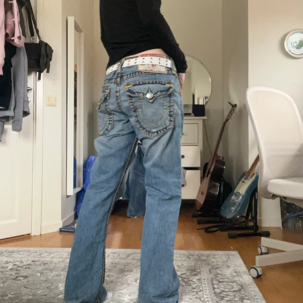True religion jeans köpta här på plick. Så fina!! I jättebra condition. Fråga vid minsta fundering❤️jag är 174 (Har fler trueys for sale;)) ni får med ett valfritt par örhängen vid köp, kolla de som är på min profil). Jeans & Byxor.