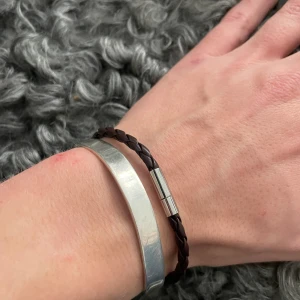 Stilrent och klassiskt armband! - Tjena! Klassiskt och stilrent armband perfekt nu till vår/sommar! Onesize så passar alla! Tveka inte om du har frågor!