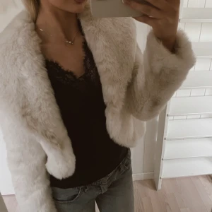 Pälsjacka - Finns kvar!!! Så fin krämvit pälsjacka i fuskpäls strl S. Nyskick 🫶🏼