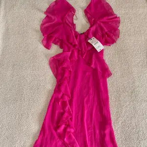 Otroligt vacker ceriserosa/rosa klänning med volanger från ZARA. Ny med tags, utan anmärkningar. Spana gärna in mina andra annonser.