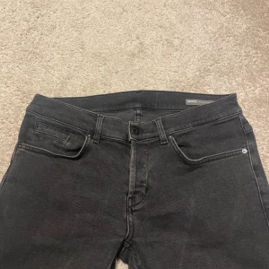 Dondup jeans  - Säljer dessa helt nya dondup jeans i modellen George. 10/10 skick och in princip helt nya.färgen svart samt storleken 30. Vid minsta lilla fråga är de ba att hojta!