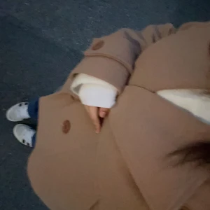 fin kappa  - jätte fin beige kappa från design by si säljer pga att jag inte känner att ja passar i färgen.Jättefint skick också ❤️🫰🏽