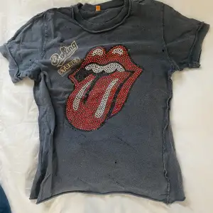 as cool rolling stones t-shirt med slitningar och paljetter!