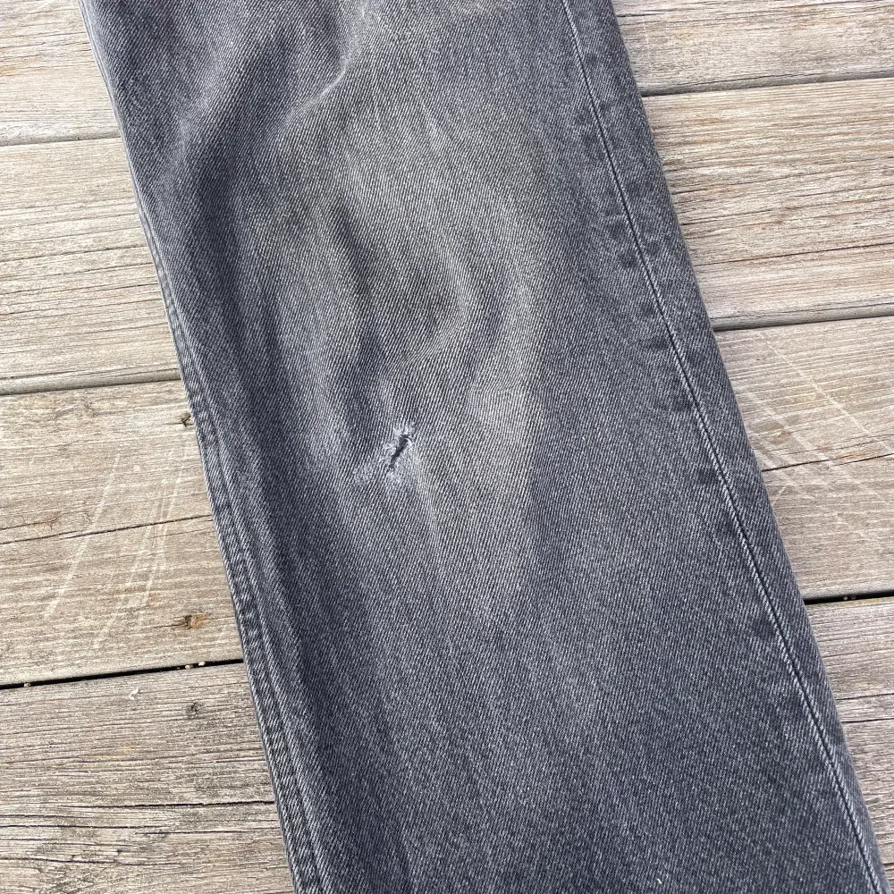 Säljer ett par svarta Relaxed Straight Fit Jeans från HM, använda en del men fortfarande i bra skick, skulle säga 6/10. Nypris 450kr!! Säljer dem då jag växt ur dem. Ena knät är lite slitet, men det syns knappt när man har dem på. Skriv vid Frågor!!!. Jeans & Byxor.