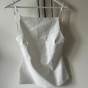 Topp - Säljer denna fina topp från Zara! Aldrig använd med lapparna på! Superfin topp med öppen rygg ☺️ säljer pga fel storlek