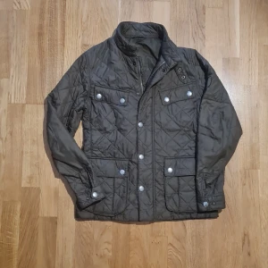 Barbourjacka - Säljer denna feta jacka från Barbour. 10/10 skick, hittar inget att anmärka på. Nypriset ligger på 2200 men är slutsåld just nu, mitt pris är endast 549. Sitter som en vanlig S. Hör av dig om funderingar.