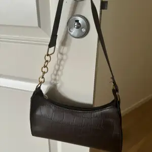 En fin mörkbrun liten handväska som är helt oanvänd 💘