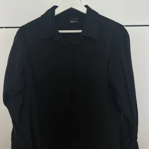 Viscose skjorta - Skjorta ifrån ginatricot stolek S, säljer den för 80kr 🥰