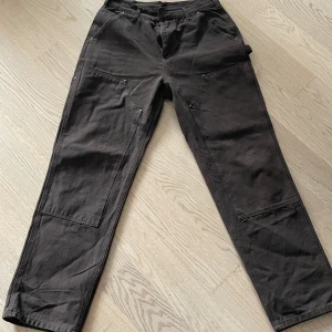 Carhartt double knees - Ett par bruna carhartt double knees tyvärr saknas tagen som du ser på bilden därav priset 