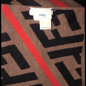 Fendi halsduk  - Äkta Fendi halsduk 10/10 skick,  Köpt på nk för 3200 