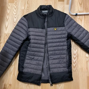 Lyle scott - Säljer denna jacka då jag ångrar köper har aldrig använts  Storleken är medium 
