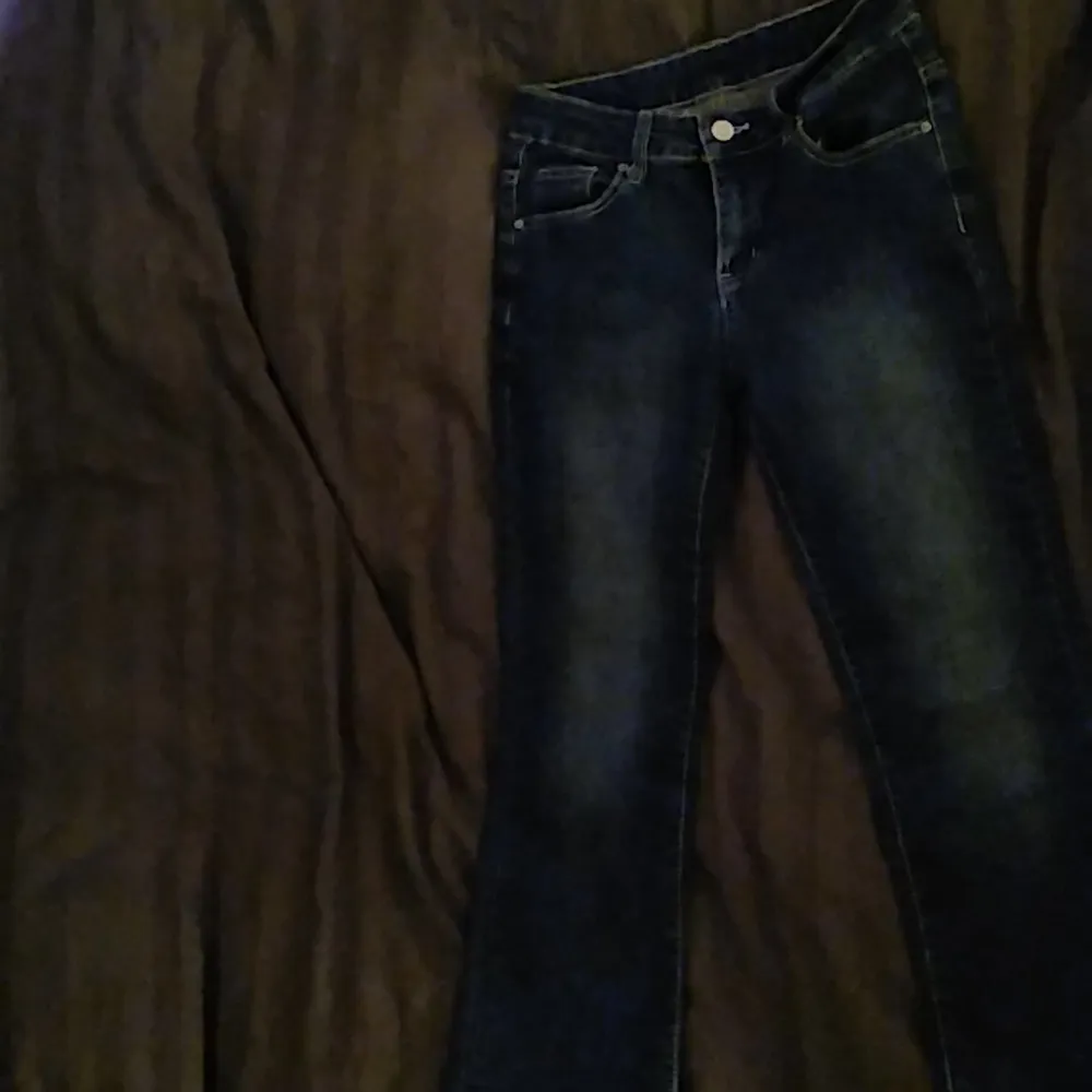 Flared/bott cut jeans med mönster på back fickorna. Jeans & Byxor.