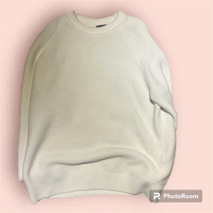 Stickad tröja  - En stickad tröja ifrån hm. Hör av er vid frågor.