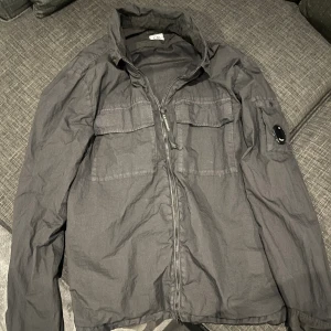 Cp company overshirt - Hej jag säljer min helt nya overshirt då jag aldrig andvönt den.  Skick: 10/10