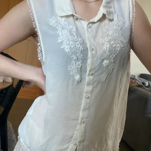 söt blus❤️ - söt mesh blus med pärlknappar❤️ passar s/m såååå fin❤️