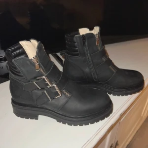 Johnny Bulls - Ett par låga Johnny Bulls som är använda fåtal gånger!